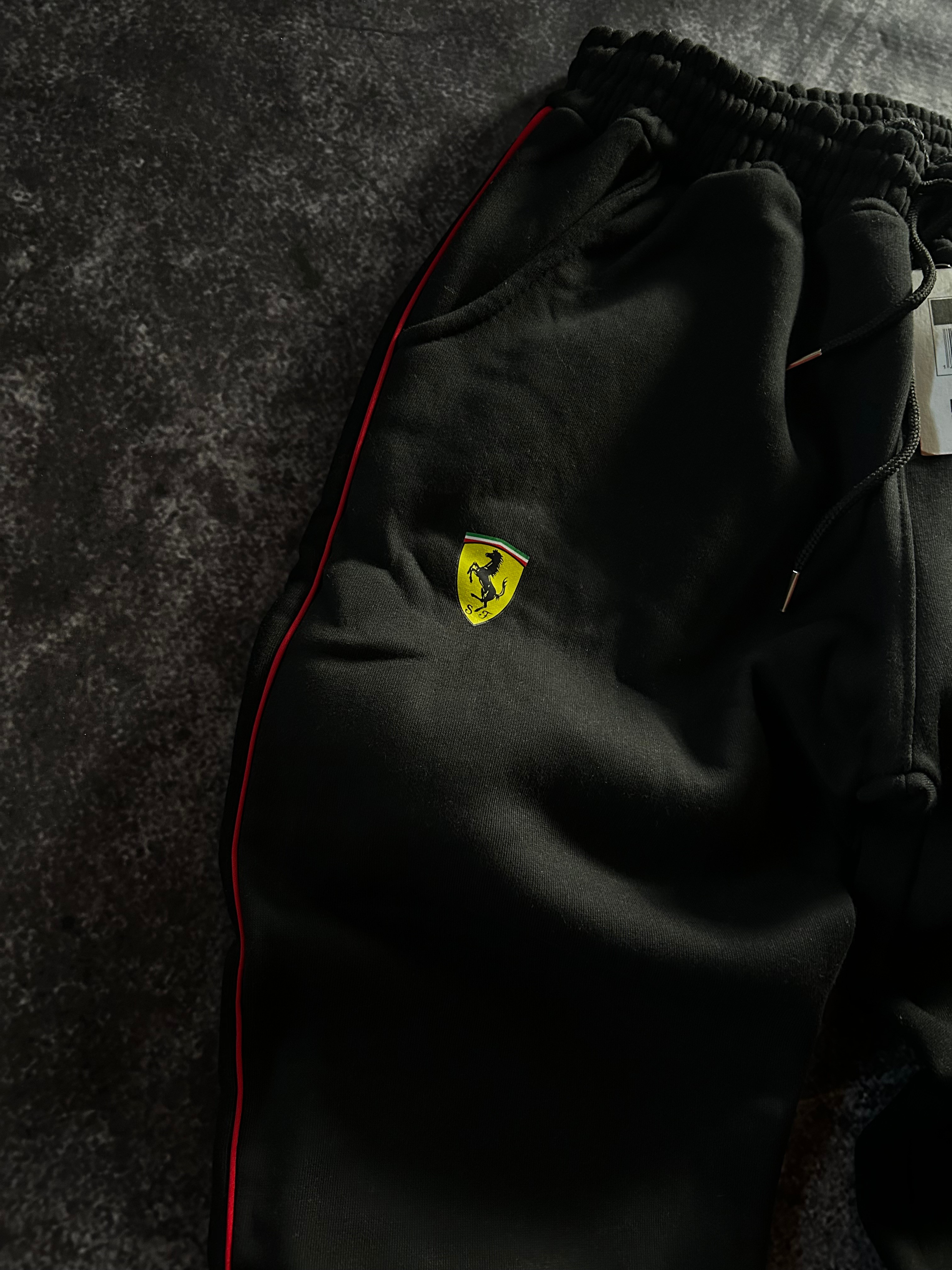 JOGGIN FRIZADO | FERRARI